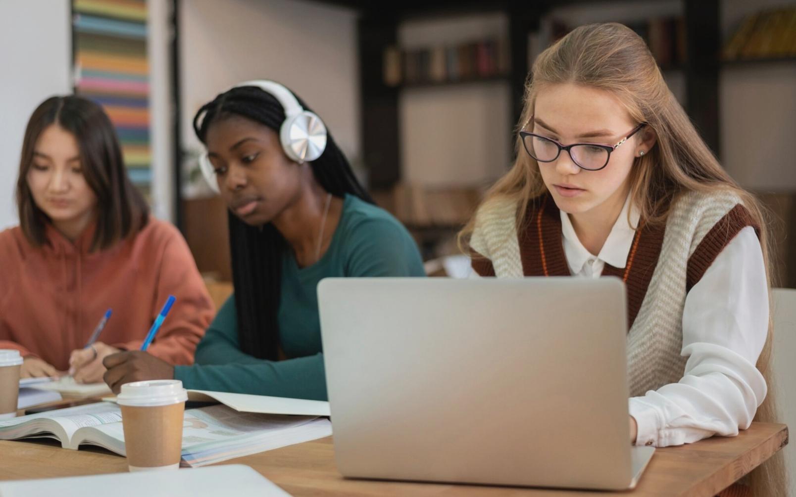Ambiente de escritório da berelunaenora em Évora